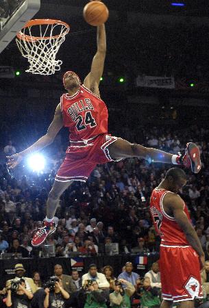 采取深蹲或 采取深蹲或